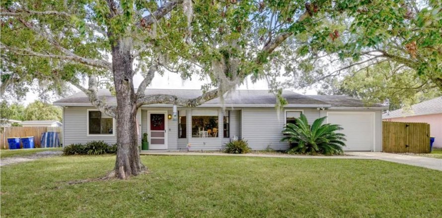 House in Edgewater, Florida 4 bedrooms, 156.08 sq.m. № 2239772