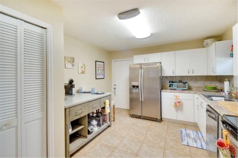 House in Edgewater, Florida 4 bedrooms, 156.08 sq.m. № 2239772 - photo 10