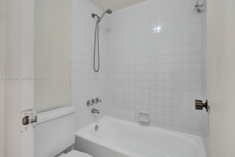 Copropriété à louer à Miami, Floride: 2 chambres, 91.79 m2 № 1987493 - photo 23