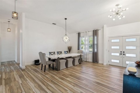 House in Sorrento, Florida 5 bedrooms, 344.11 sq.m. № 2119647 - photo 7