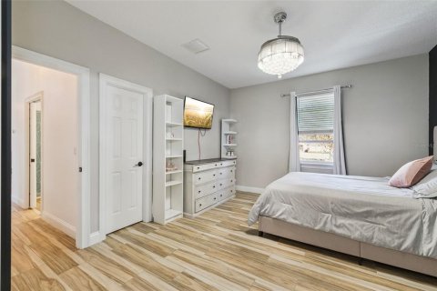 House in Sorrento, Florida 5 bedrooms, 344.11 sq.m. № 2119647 - photo 29