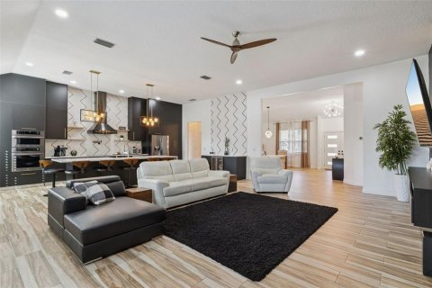 House in Sorrento, Florida 5 bedrooms, 344.11 sq.m. № 2119647 - photo 13