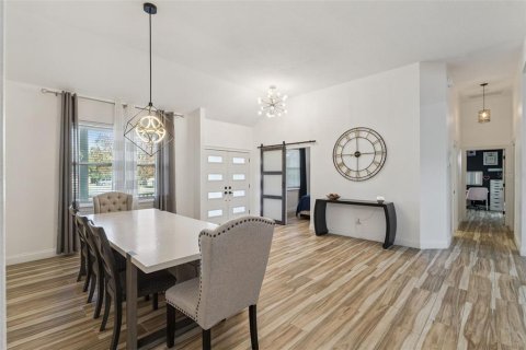 House in Sorrento, Florida 5 bedrooms, 344.11 sq.m. № 2119647 - photo 8