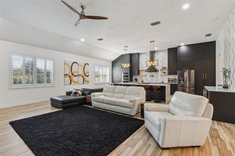 House in Sorrento, Florida 5 bedrooms, 344.11 sq.m. № 2119647 - photo 14