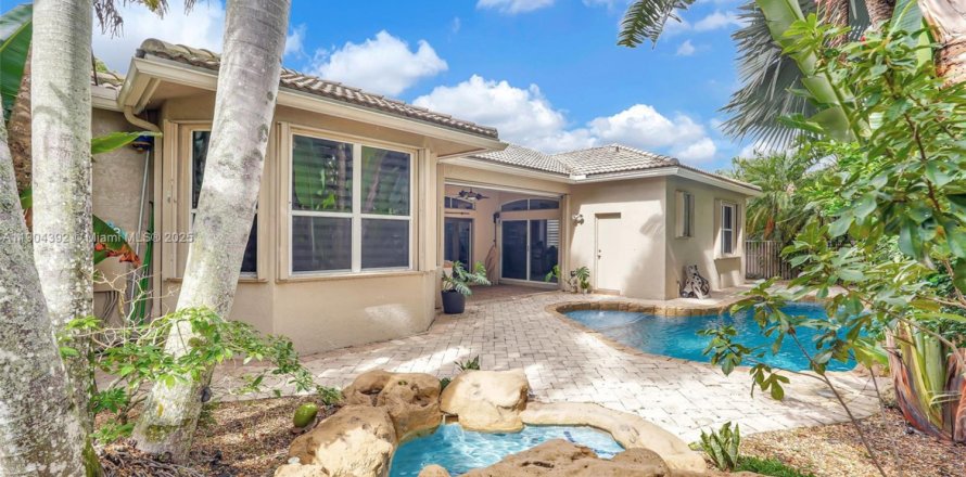 House in Coconut Creek, Florida 4 bedrooms, 225.94 sq.m. № 1970395