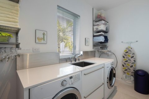 Casa en venta en Miami, Florida, 3 dormitorios, 229.38 m2 № 1977638 - foto 29