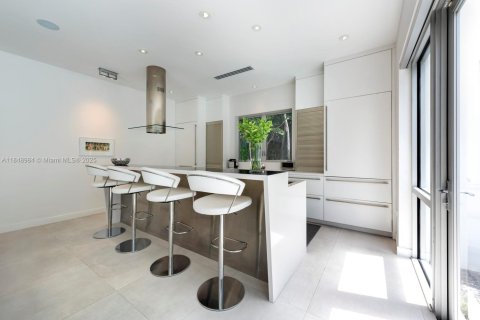 Casa en venta en Miami, Florida, 3 dormitorios, 229.38 m2 № 1977638 - foto 14