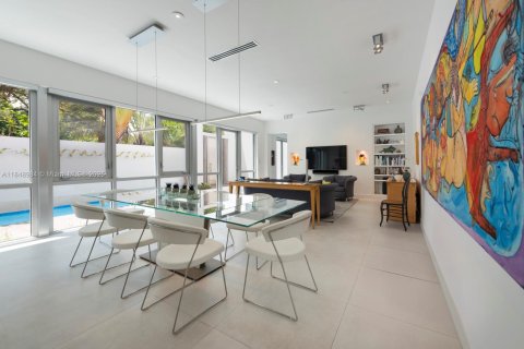 Casa en venta en Miami, Florida, 3 dormitorios, 229.38 m2 № 1977638 - foto 12