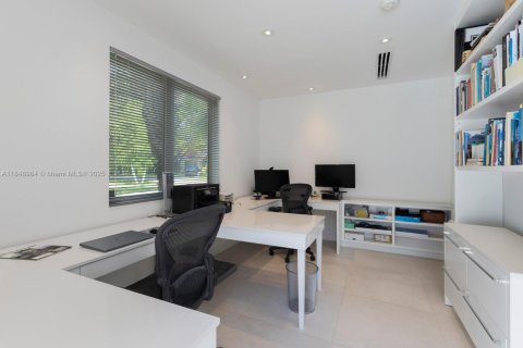 Casa en venta en Miami, Florida, 3 dormitorios, 229.38 m2 № 1977638 - foto 28
