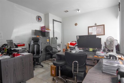 Immobilier commercial à vendre à Hialeah, Floride № 2392991 - photo 9