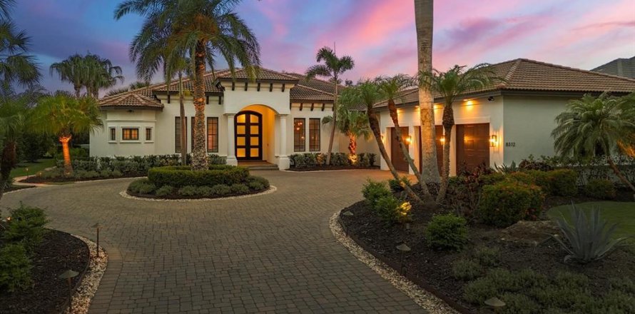 House in Lakewood Ranch, Florida 4 bedrooms, 332.03 sq.m. № 1757887
