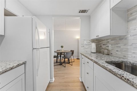 Condo in Tampa, Florida, 1 bedroom  № 1872855 - photo 12