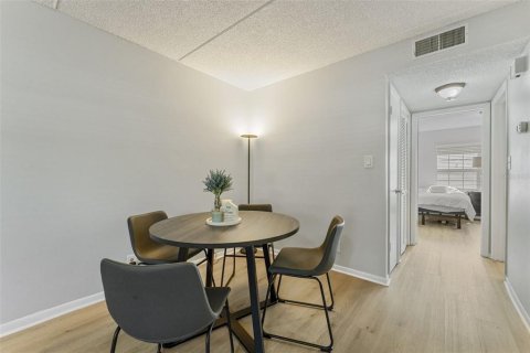 Condo in Tampa, Florida, 1 bedroom  № 1872855 - photo 5