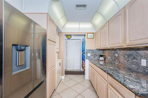 Купить кондоминиум в Мадейра - Бич, Флорида 5 комнат, 103.12м2, № 1820672 - фото 7