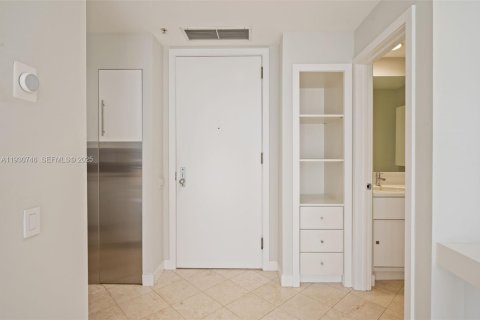 Снять в аренду кондоминиум в Майами, Флорида 1 спальня, 72.46м2, № 1991272 - фото 1