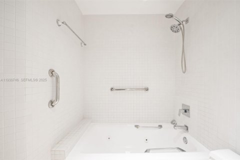 Снять в аренду кондоминиум в Майами, Флорида 1 спальня, 72.46м2, № 1991272 - фото 18