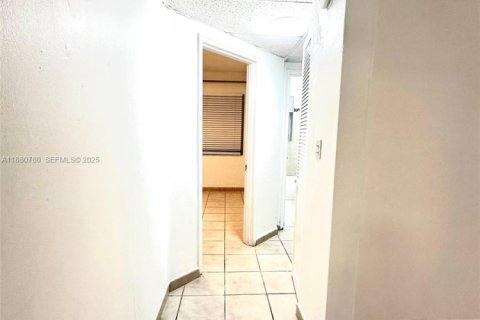 Снять в аренду квартиру в Майами, Флорида 2 спальни, 67.35м2, № 1932262 - фото 13