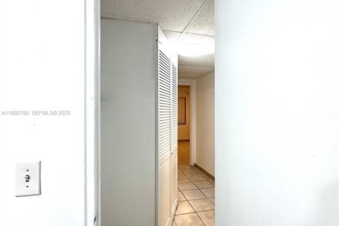 Снять в аренду квартиру в Майами, Флорида 2 спальни, 67.35м2, № 1932262 - фото 10