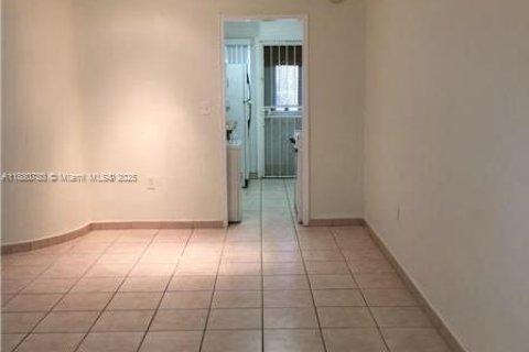 Снять в аренду квартиру в Майами, Флорида 2 спальни, 67.35м2, № 1932262 - фото 2