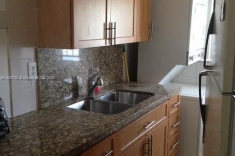 Снять в аренду квартиру в Майами, Флорида 2 спальни, 67.35м2, № 1932262 - фото 3