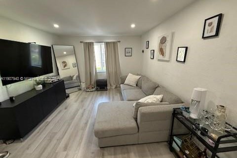 Apartment in Pinecrest, Florida 1 bedroom, 56.39 sq.m. № 1966729 - photo 1