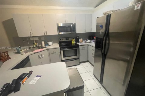 Дом в Хайалиа Гарденс, Флорида 3 спальни, 108.7м2 № 2003855