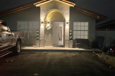 Снять в аренду виллу или дом в Хайалиа Гарденс, Флорида 3 спальни, 108.7м2, № 2003855 - фото 3