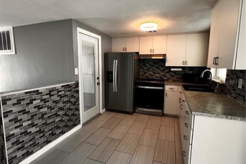 Villa ou maison à louer à Port Richey, Floride: 2 chambres, 94.48 m2 № 2402856 - photo 4