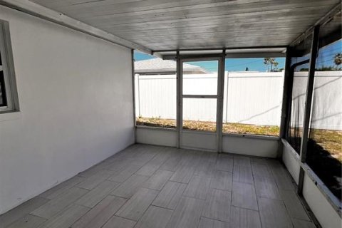 Villa ou maison à louer à Port Richey, Floride: 2 chambres, 94.48 m2 № 2402856 - photo 11