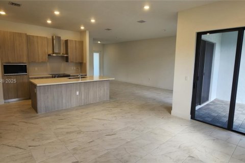 Adosado en venta en Miami, Florida, 4 dormitorios № 1938124 - foto 4