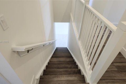 Townhouse in Miami, Florida 4 bedrooms № 1938124 - photo 9