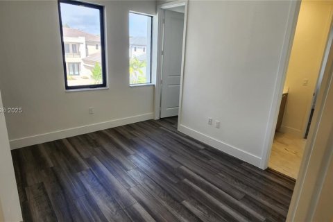 Townhouse in Miami, Florida 4 bedrooms № 1938124 - photo 10