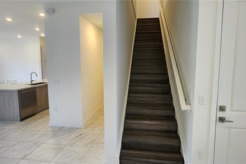 Townhouse in Miami, Florida 4 bedrooms № 1938124 - photo 6
