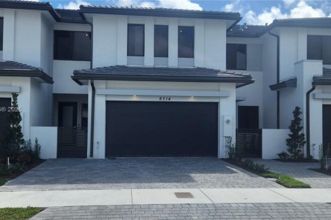 Adosado en venta en Miami, Florida, 4 dormitorios № 1938124 - foto 1