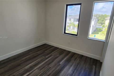 Adosado en venta en Miami, Florida, 4 dormitorios № 1938124 - foto 15