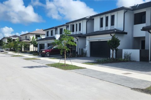 Adosado en venta en Miami, Florida, 4 dormitorios № 1938124 - foto 2