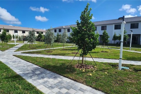 Adosado en venta en Miami, Florida, 4 dormitorios № 1938124 - foto 13