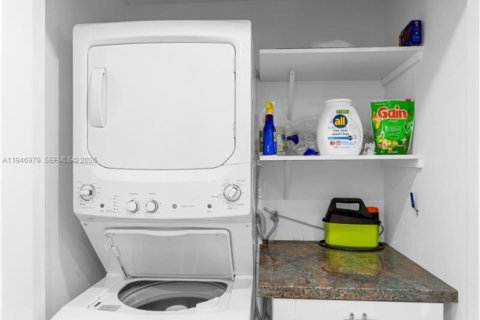 Condo in Margate, Florida, 2 bedrooms  № 2003233 - photo 23