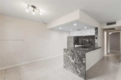 Condominio en venta en Pembroke Pines, Florida, 2 dormitorios, 88.54 m2 № 1892096 - foto 3