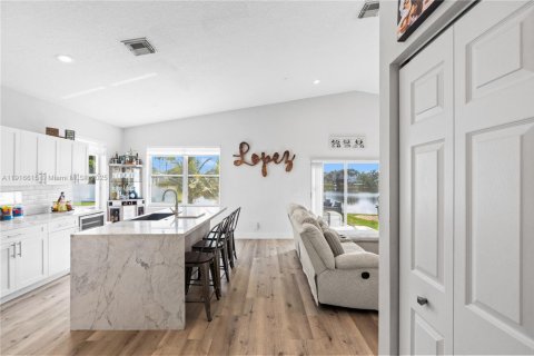 Casa en venta en Pembroke Pines, Florida, 3 dormitorios, 184.97 m2 № 1974312 - foto 22