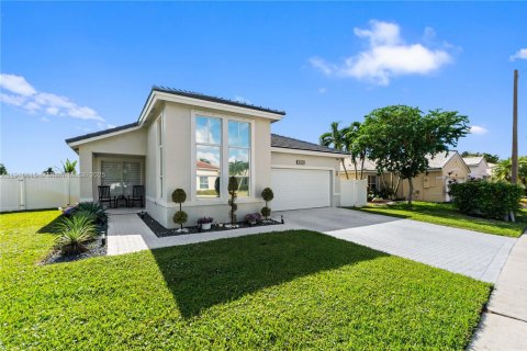 Casa en venta en Pembroke Pines, Florida, 3 dormitorios, 184.97 m2 № 1974312 - foto 2