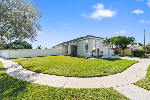 Casa en venta en Pembroke Pines, Florida, 3 dormitorios, 184.97 m2 № 1974312 - foto 4