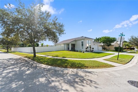 Casa en venta en Pembroke Pines, Florida, 3 dormitorios, 184.97 m2 № 1974312 - foto 3