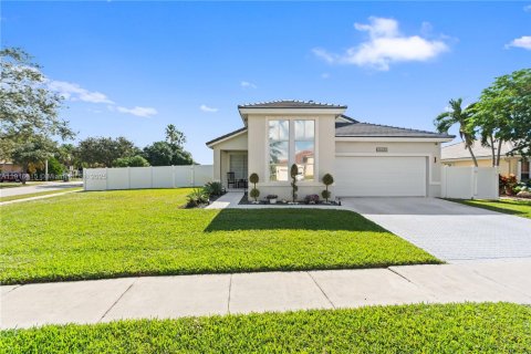 Casa en venta en Pembroke Pines, Florida, 3 dormitorios, 184.97 m2 № 1974312 - foto 1