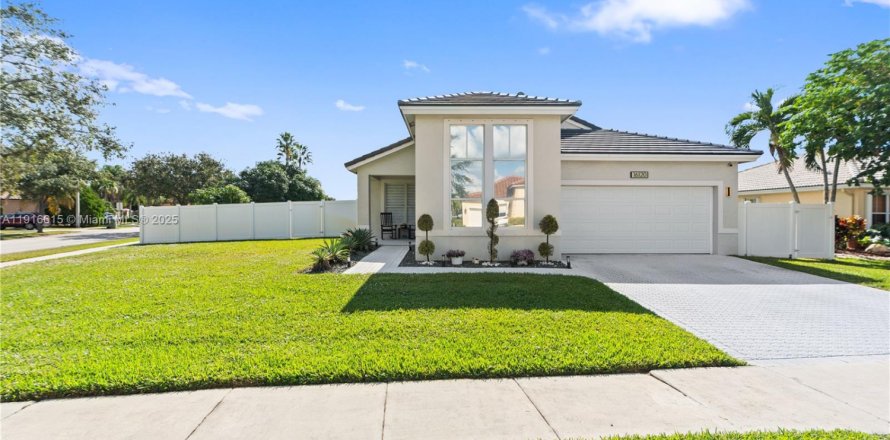 Casa en Pembroke Pines, Florida 3 dormitorios, 184.97 m2 № 1974312