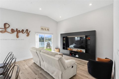 Casa en venta en Pembroke Pines, Florida, 3 dormitorios, 184.97 m2 № 1974312 - foto 25
