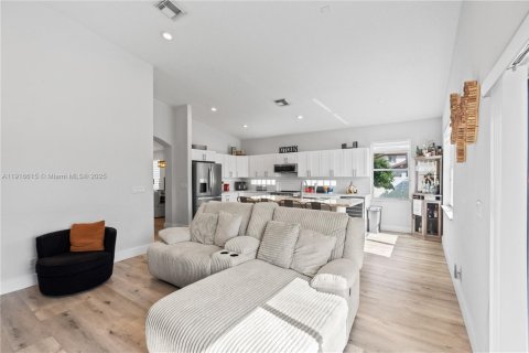 Casa en venta en Pembroke Pines, Florida, 3 dormitorios, 184.97 m2 № 1974312 - foto 28