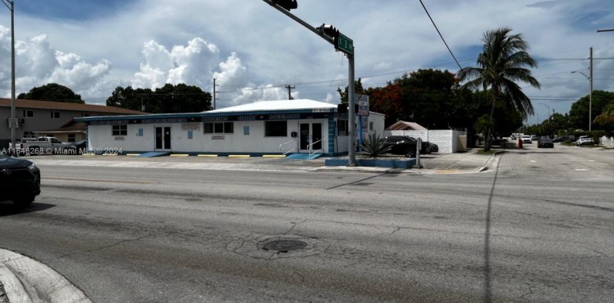 Commercial property in Hialeah, Florida № 2079278