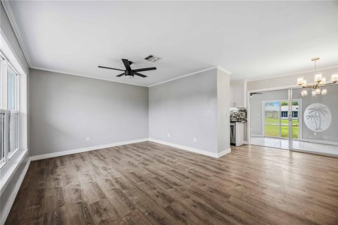 House in Port Charlotte, Florida 2 bedrooms, 118.82 sq.m. № 2216132 - photo 10