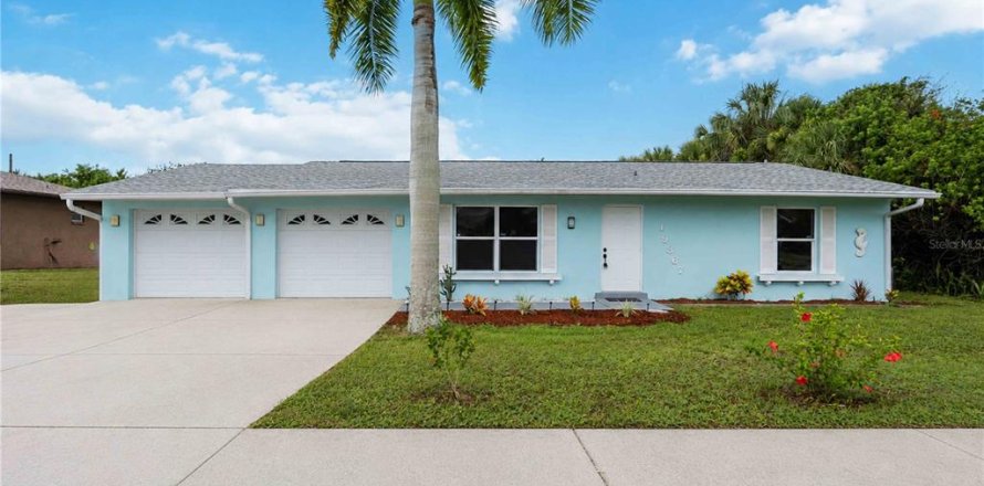 House in Port Charlotte, Florida 2 bedrooms, 118.82 sq.m. № 2216132